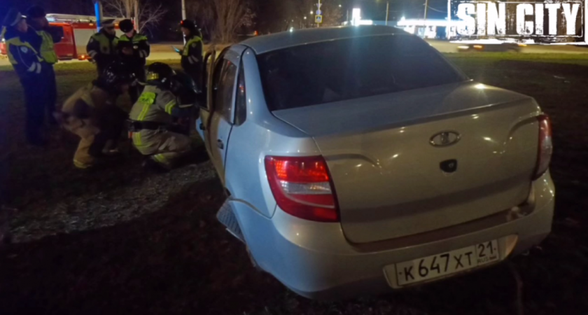 Водитель Lada Granta пытался скрыться от ГИБДД и "покорил" кольцо в Новочебоксарске  