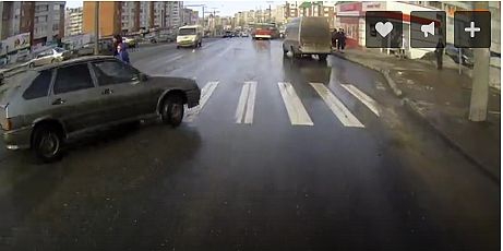 Видео ДТП в Чебоксарах: «четырнадцатая» едва не сбила пешеходов с детской коляской