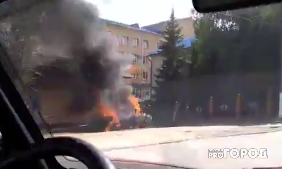 В Чебоксарах рядом с банком загорелась "Приора"