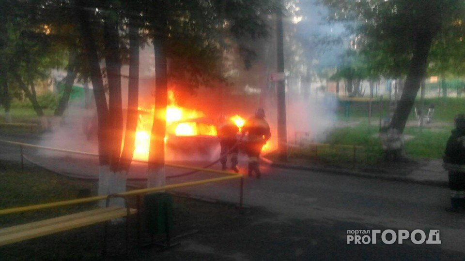 В Новоюжном районе Чебоксар подожгли припаркованные иномарки