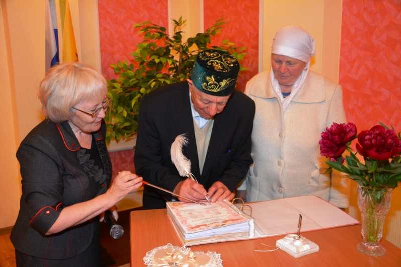 Во Дворце бракосочетания Батыревского района поздравили юбиляров семейной жизни
