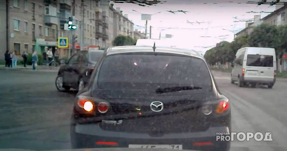Видео с регистратора: BMW X6 вылетает на тротуар из-за неожиданной помехи