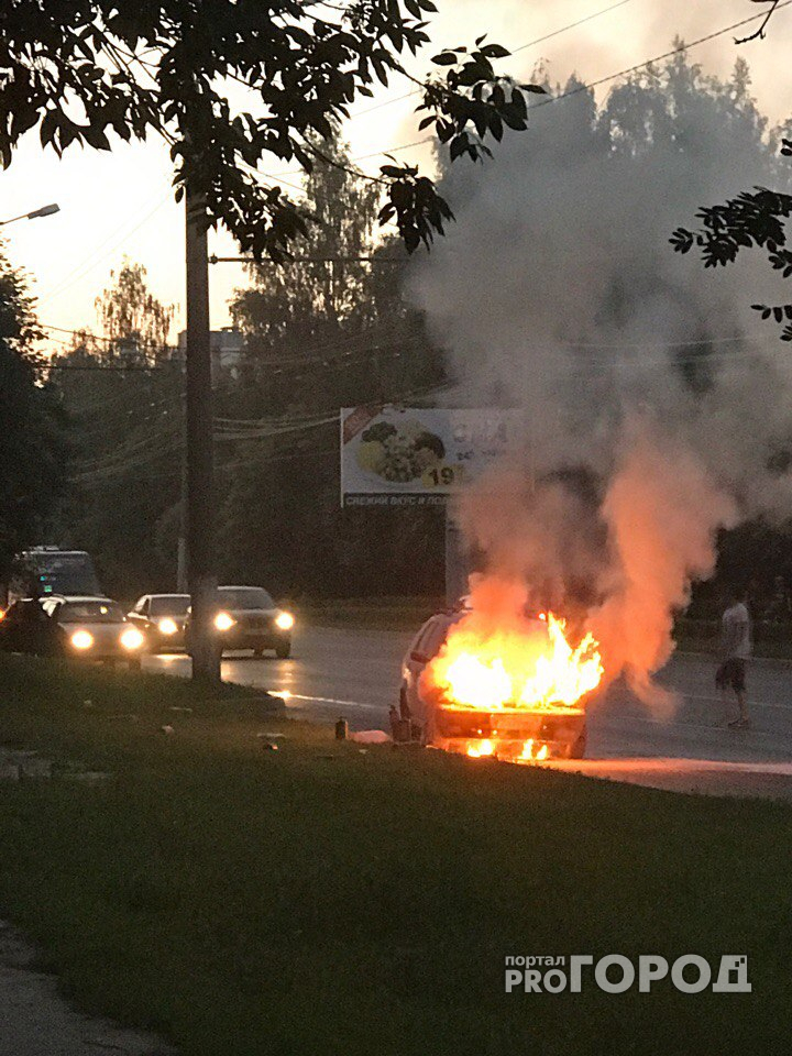 В Чебоксарах в субботу вечером на ходу загорелся легковой автомобиль