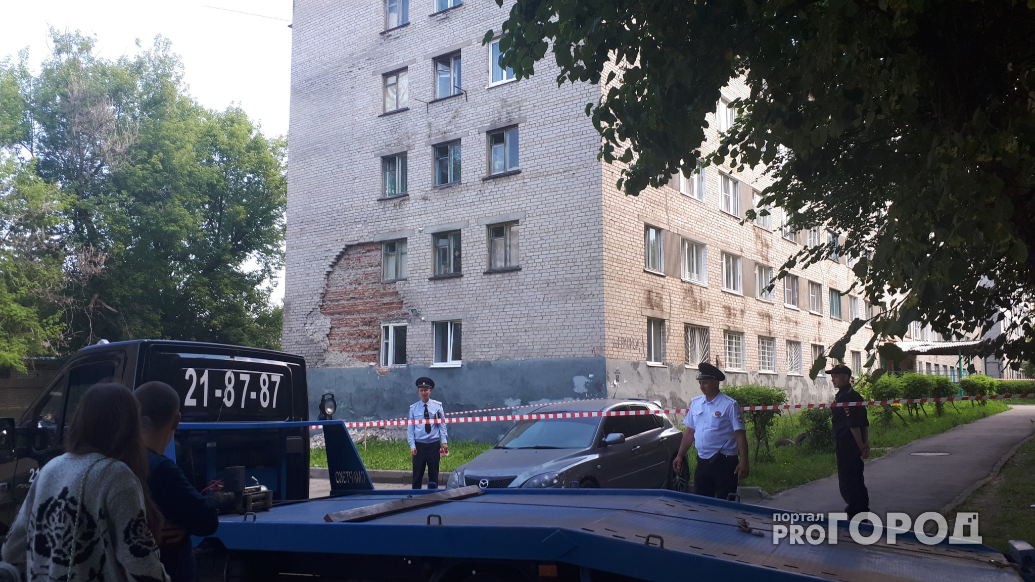 В Чебоксарах по улице Грасиса начало рушиться общежитие