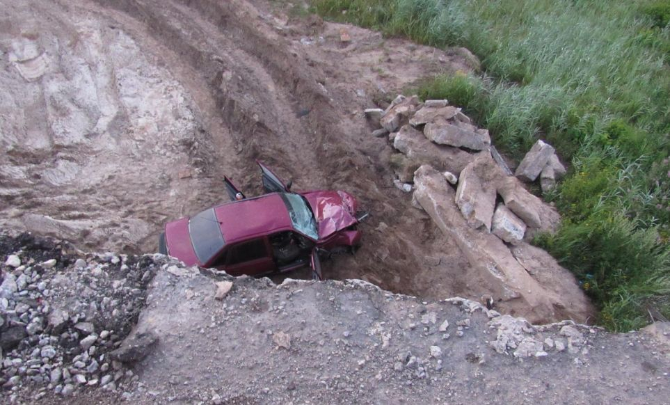 В Алатырском районе с моста упал автомобиль с четырьмя людьми