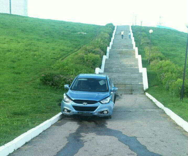 В Чебоксарах приезжий водитель покорил лестницу на Певческом поле