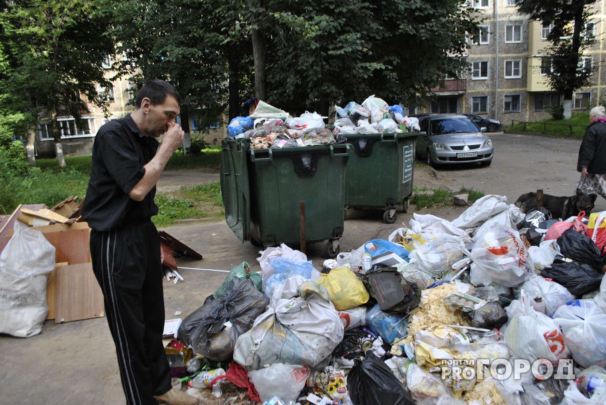 Дворы Новочебоксарска утопают в мусоре