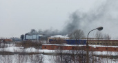 В Чебоксарах от производственного здания валит черный дым