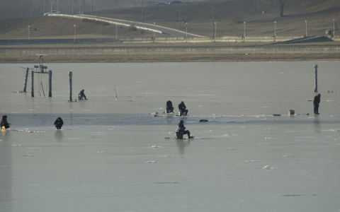 Рыбаки-экстремалы покоряют тонкий лед Чебоксарского залива