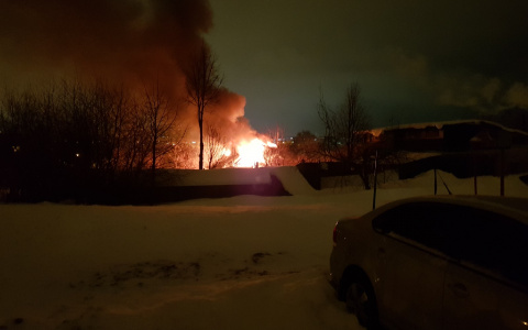 В Чебоксарах ночью сгорел частный жилой дом