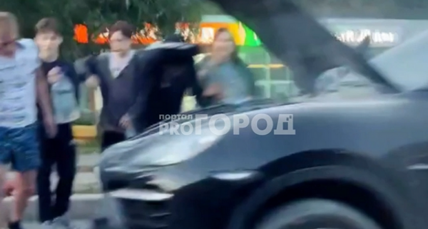 Porsche загорелся на дороге в Новочебоксарске