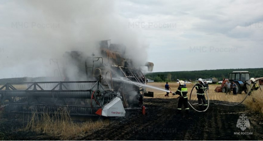 В Ибресинском районе в поле загорелся комбайн за несколько миллионов рублей