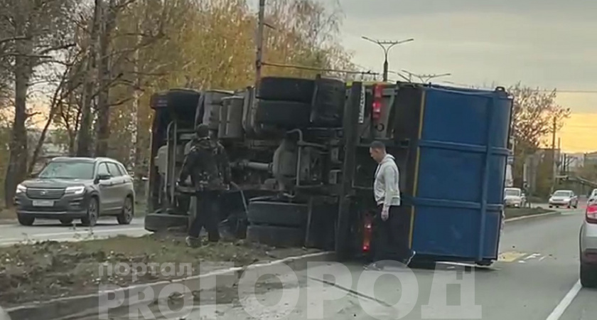 В Новочебоксарске перед пешеходным переходом перевернулся мусоровоз