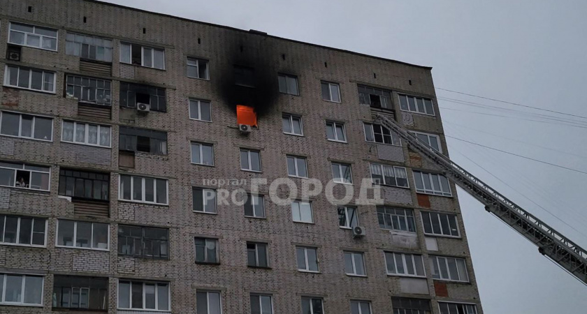 В Чебоксарах загорелась квартира в многоэтажном доме: "Очень много пожарных"