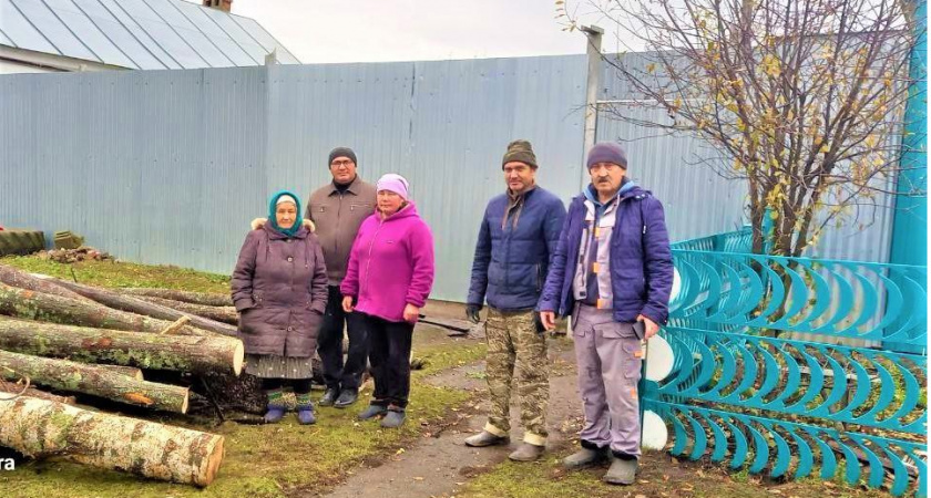 В Чувашии матери погибшего участника СВО помогли заготовить дрова на зиму