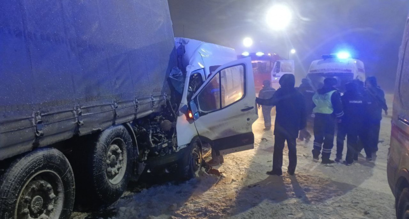Девять человек доставлены в больницу: подробности ДТП маршрутки и грузовика на "Вятке" в Чувашии
