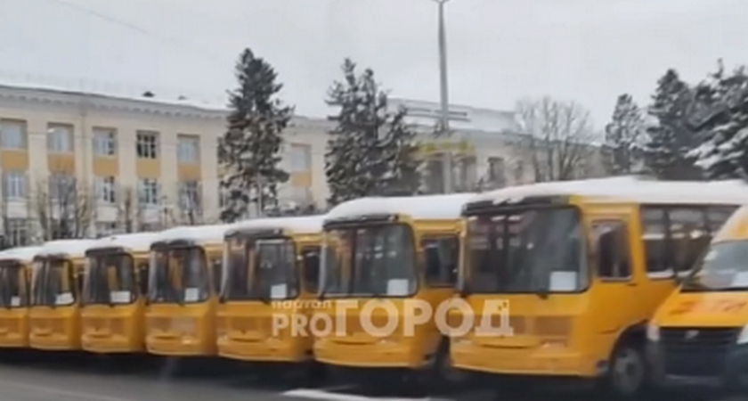 На площади Республики в Чебоксарах замечена партия новых школьных автобусов