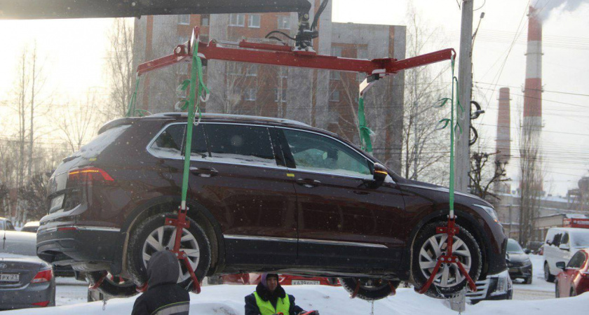 В Чебоксарах увозят на штрафстоянку неправильно припаркованные машины