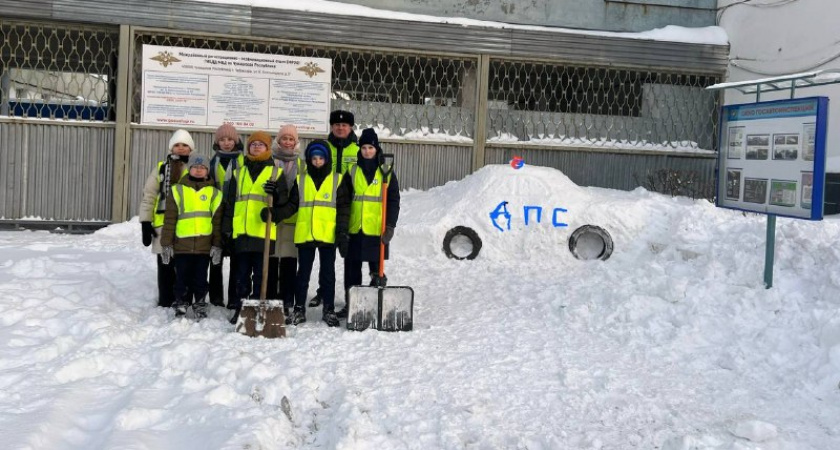 Чебоксарские школьники помогли полицейским очистить территорию возле ГИБДД от снега