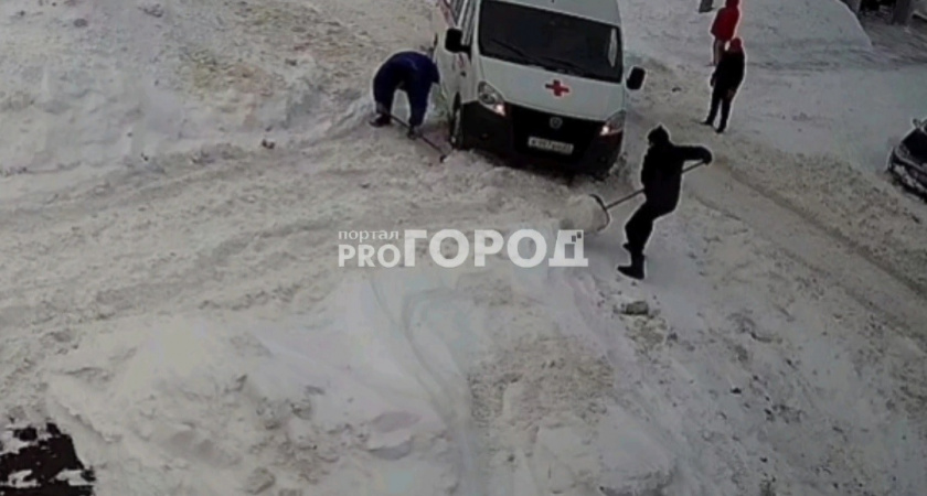 Чебоксарцы помогли вызволить машину скорой помощи из снежного плена
