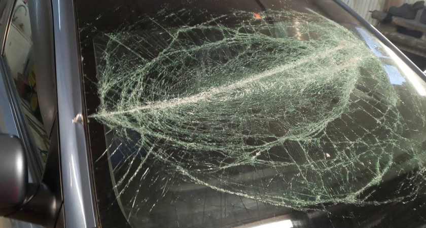 В Яльчикском районе мужчина остановил автоледи и разбил ее автомобиль ломом 