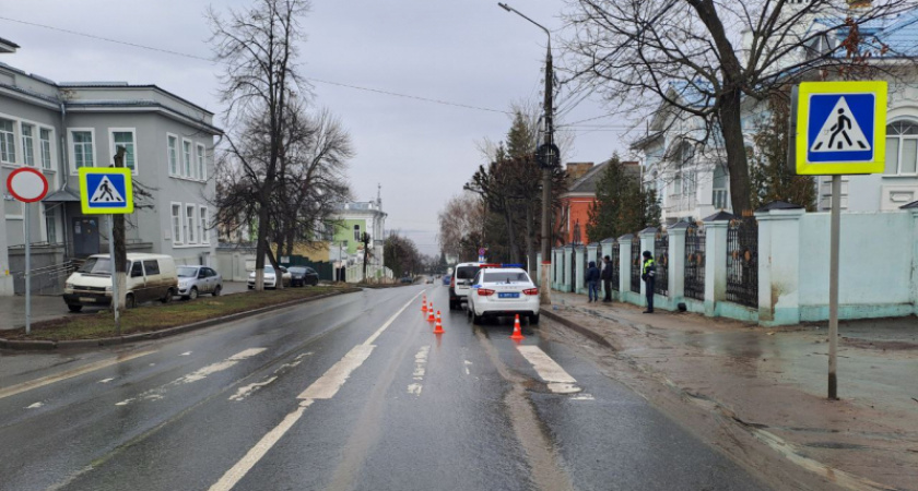 В Чебоксарах автомобиль Lada Largus сбил мужчину: "Он остановился, а потом резко вышел на дорогу"