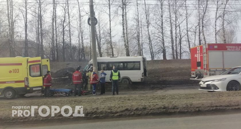 В Чебоксарах произошло ДТП с маршрутным автобусом: на месте работает реанимобиль
