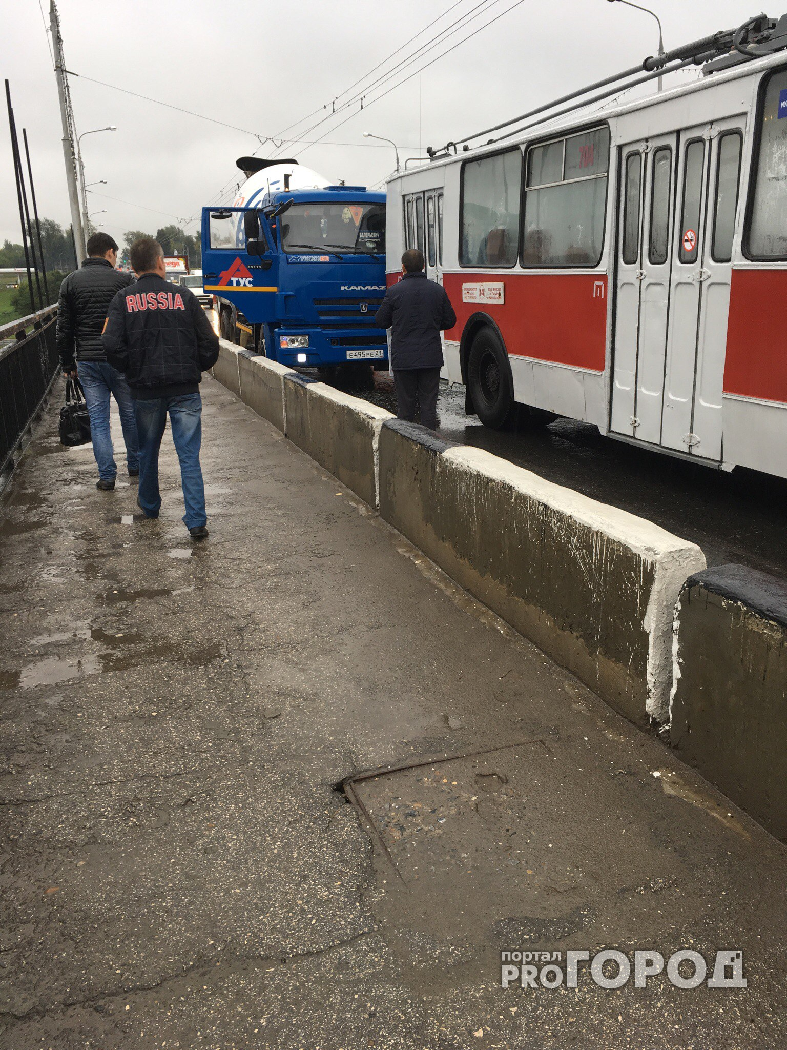 В Чебоксарах КамАЗ въехал в троллейбус с пассажирами
