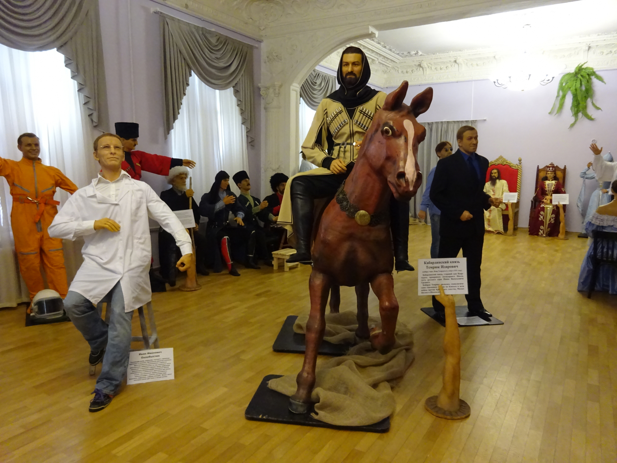В Чебоксарах проходит выставка восковых фигур, на которой фигуры оживают