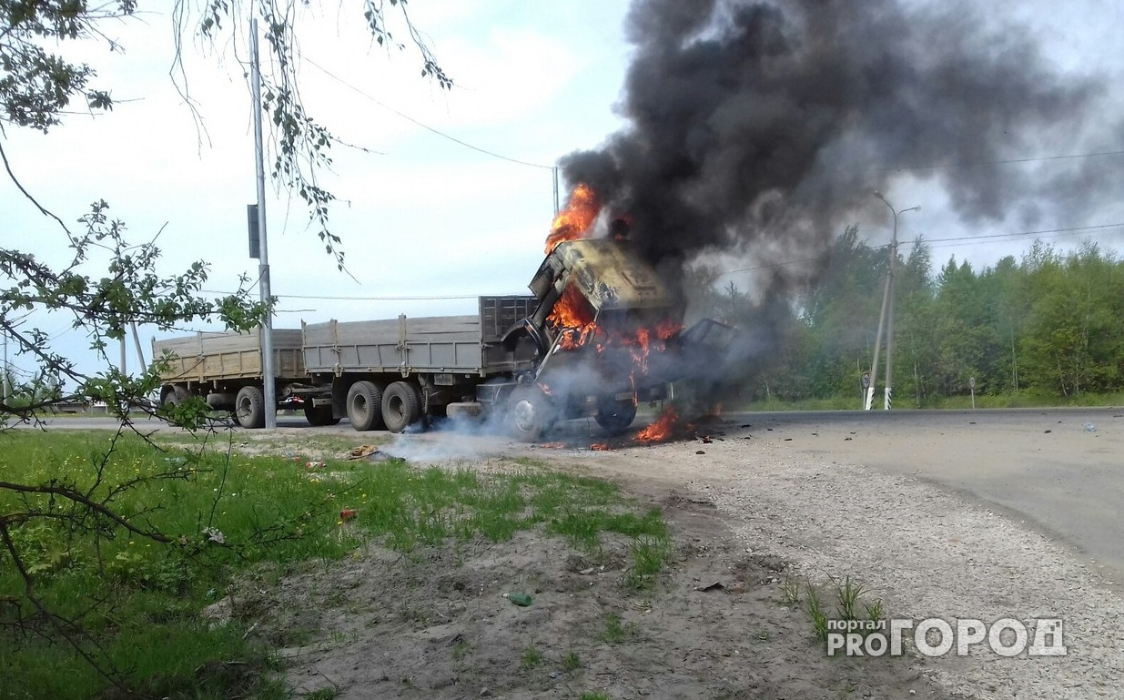 В Чебоксарском районе на трассе загорелся "КамАЗ"