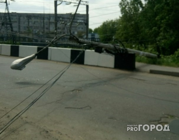 В Чебоксарах, упавший фонарный столб, перекрыл движение на мосту