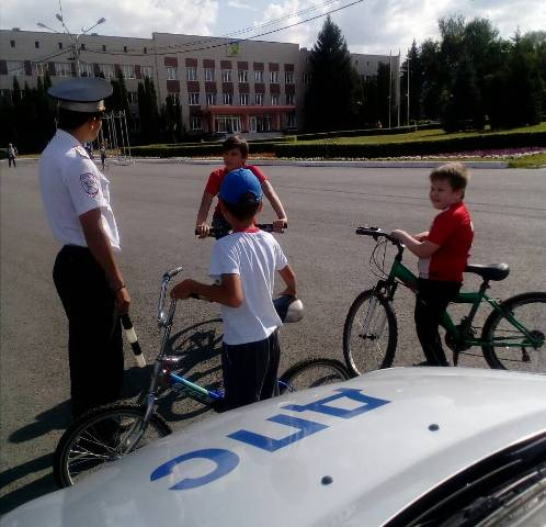В Новочебоксарске  инспекторы ГИБДД останавливают велосипедистов