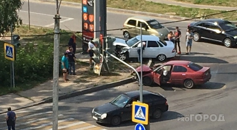 В Новочебоксарске на перекрестке столкнулись иномарка и "Приора"