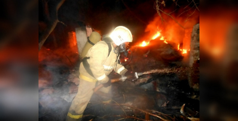 В Новочебоксарске ночью сгорели баня и дачный домик