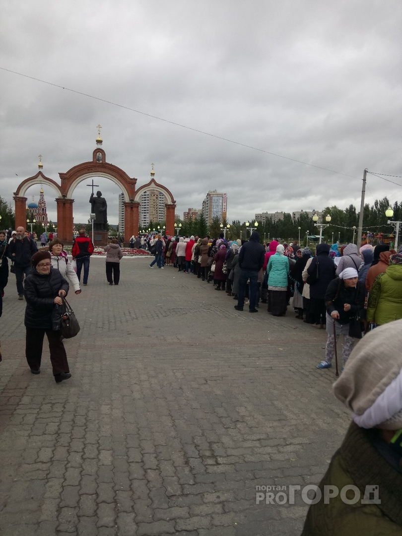 В Новочебоксарске у Собора Святого Владимира выстроилась огромная очередь