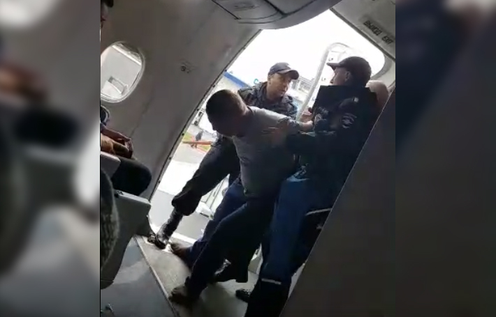 С рейса «Чебоксары-Сочи» сняли буйного пассажира