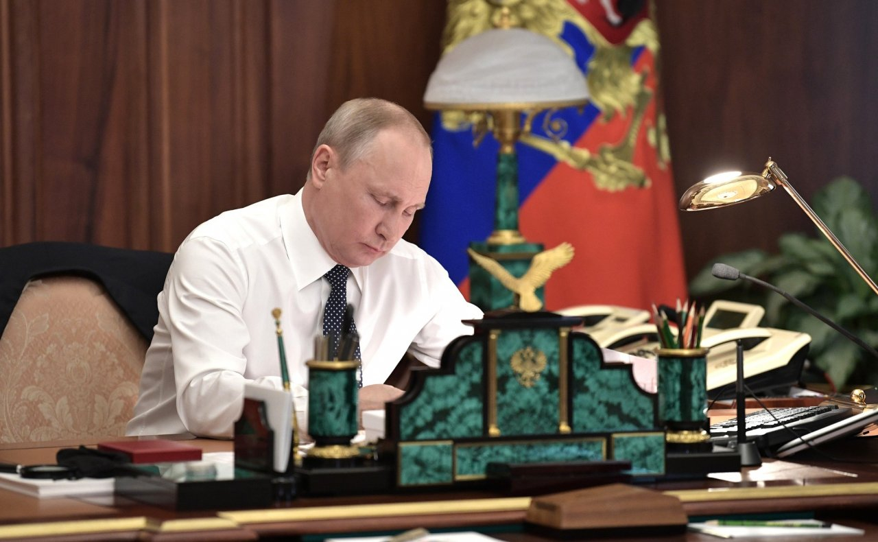 Путин решил смягчить закон о «лайках и репостах»