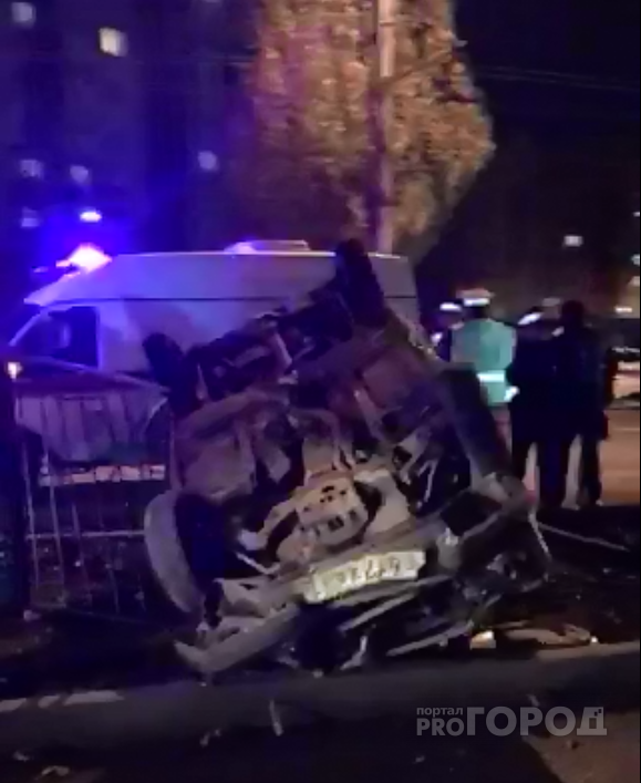 В Чебоксарах в результате аварии перевернулся легковой автомобиль