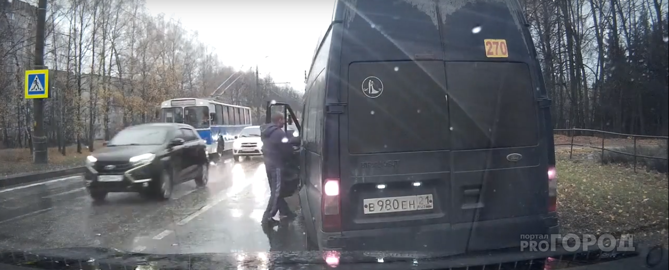 В Чебоксарах на видео попал момент, как бьют водителя маршрутки