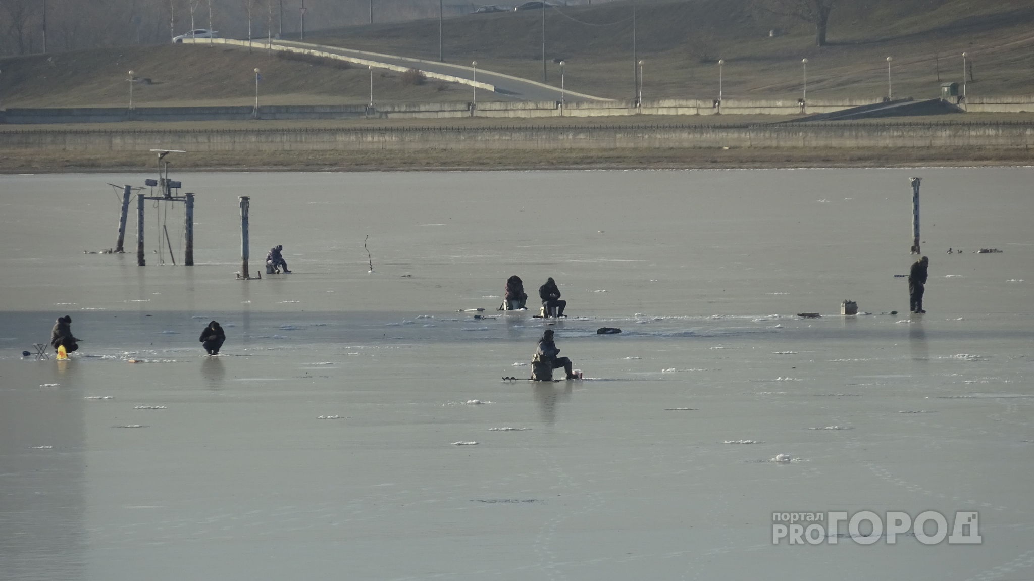 Рыбаки-экстремалы покоряют тонкий лед Чебоксарского залива