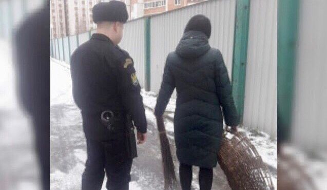 В Чувашии молодую женщину отправили подметать улицу за неуплату штрафа в 500 рублей