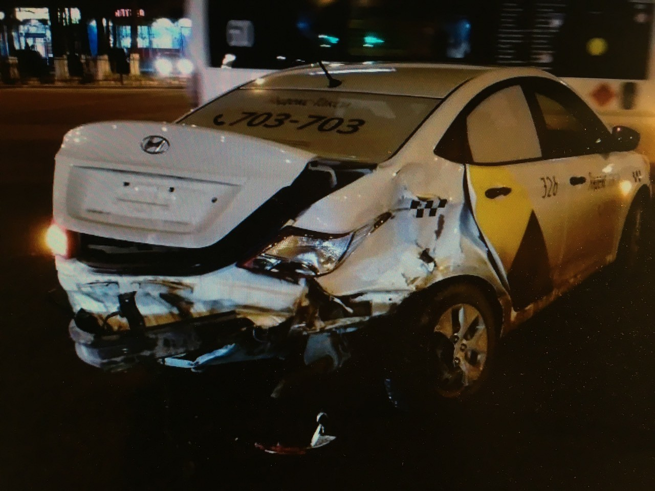 В Чебоксарах в ДТП с "Фольксвагеном" и "Яндекс.Такси" пострадал молодой мужчина