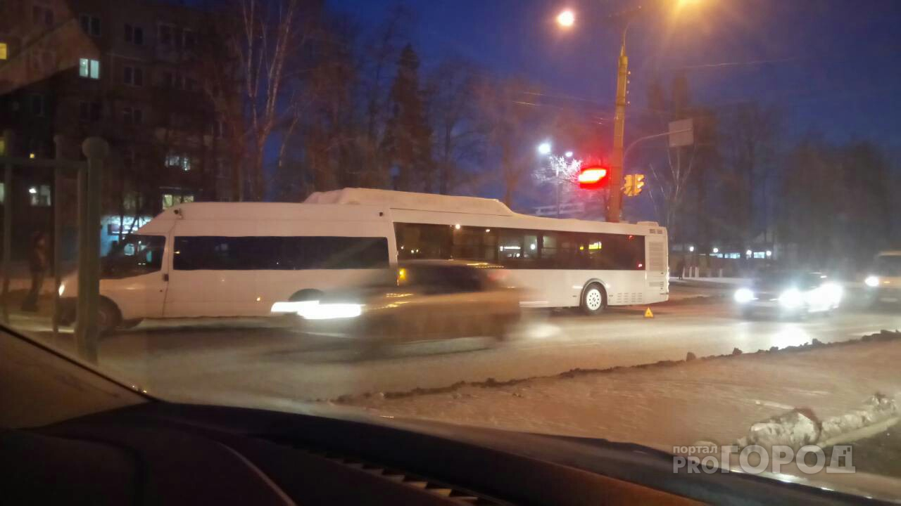 В Чебоксарах новый автобус попал в аварию