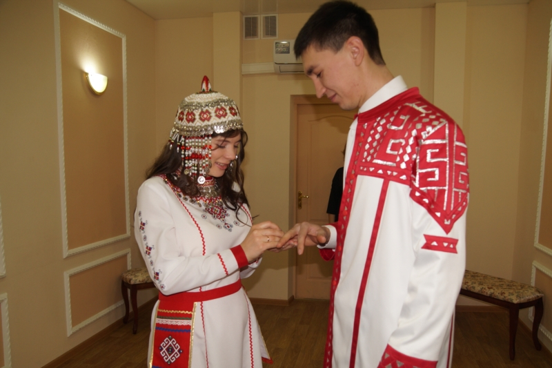 В Чебоксарах пара сыграла свадьбу по чувашским традициям