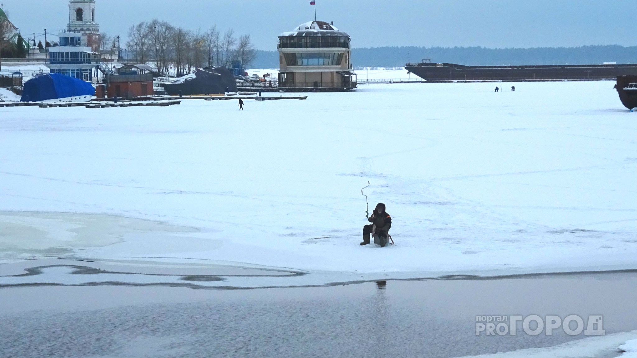 Чебоксарские мужчины рыбачат на кромке льда прямо у воды