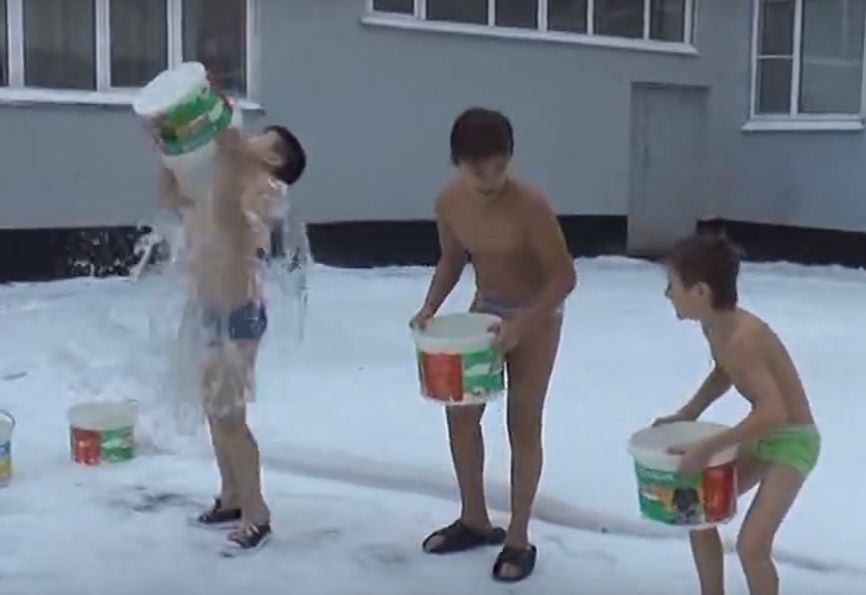 В Чебоксарах школьники обливаются водой и бегают босиком по снегу