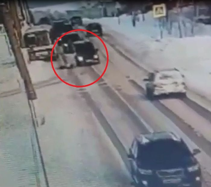 В Козловском районе ребенок внезапно выбежал под колеса автомобиля