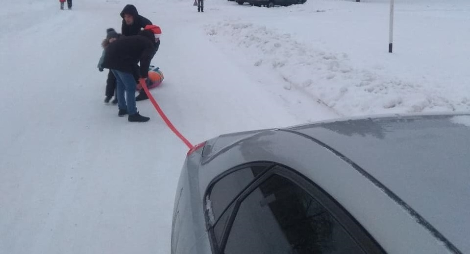 В Чувашии водитель катал ребенка, привязав ватрушку к автомобилю