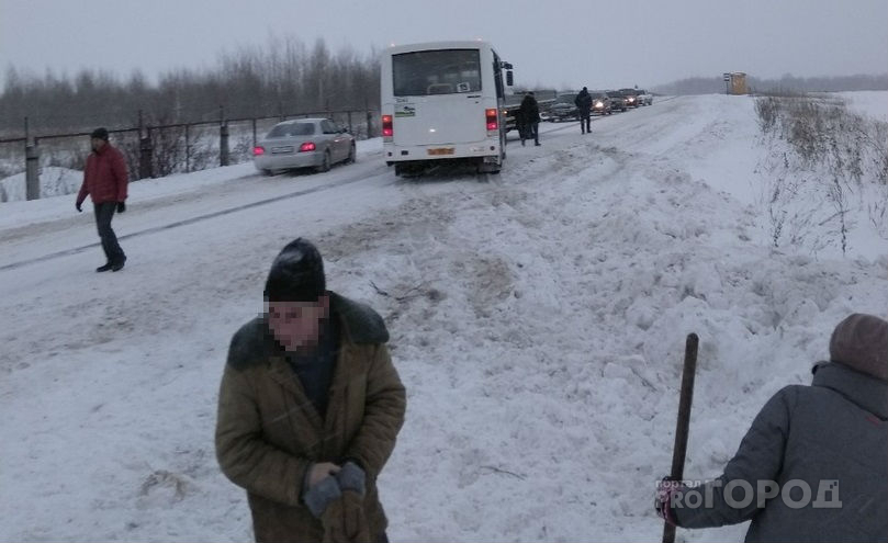 В Чебоксарском районе пассажирам пришлось вытаскивать автобус из снега