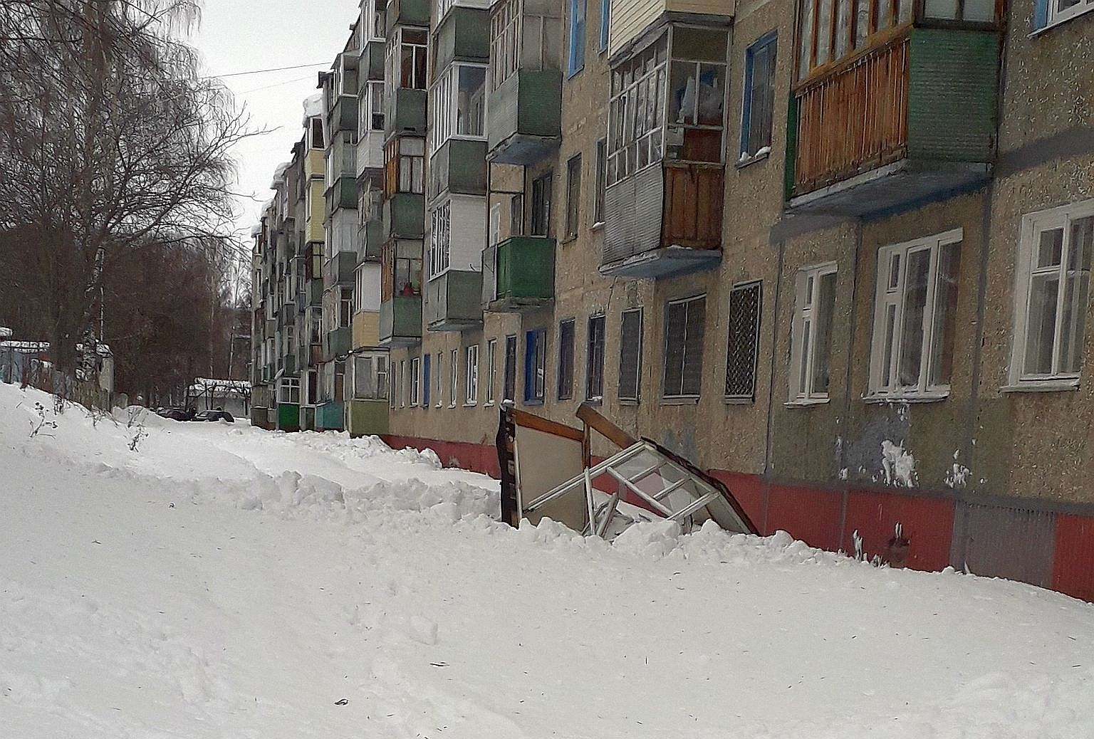 В Новочебоксарске развалился балкон под тяжестью снега
